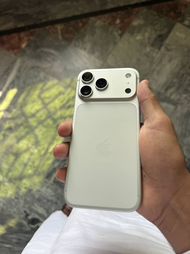 Apple iPhone 17 Pro Max 3