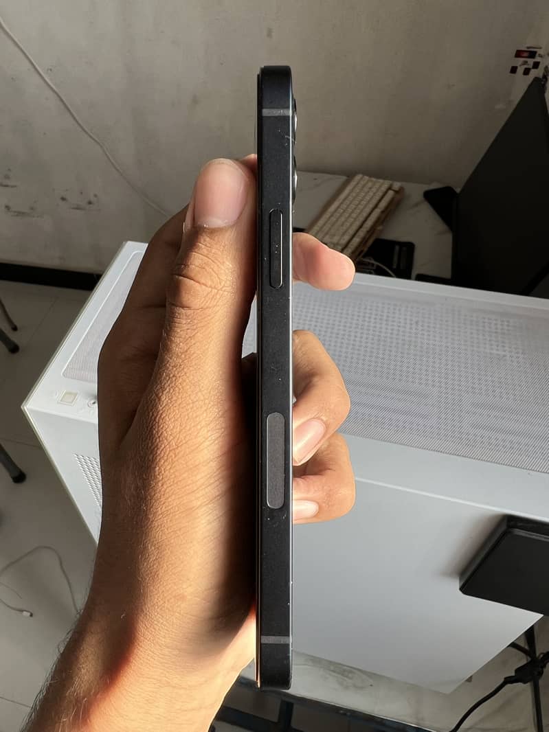 Apple iPhone 12 4