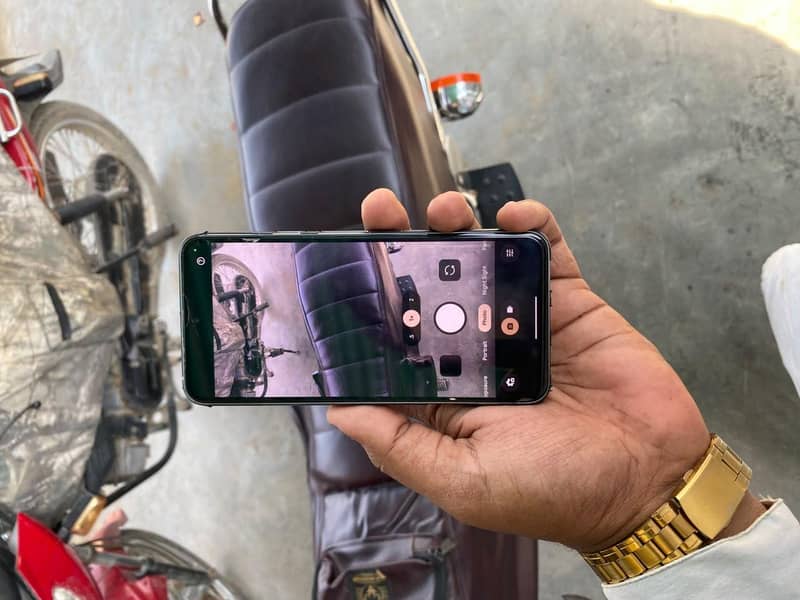 Google Pixel 8 Official 3