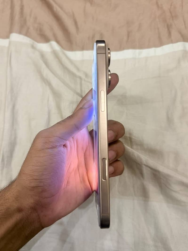 Apple iPhone 16 Pro Max 4