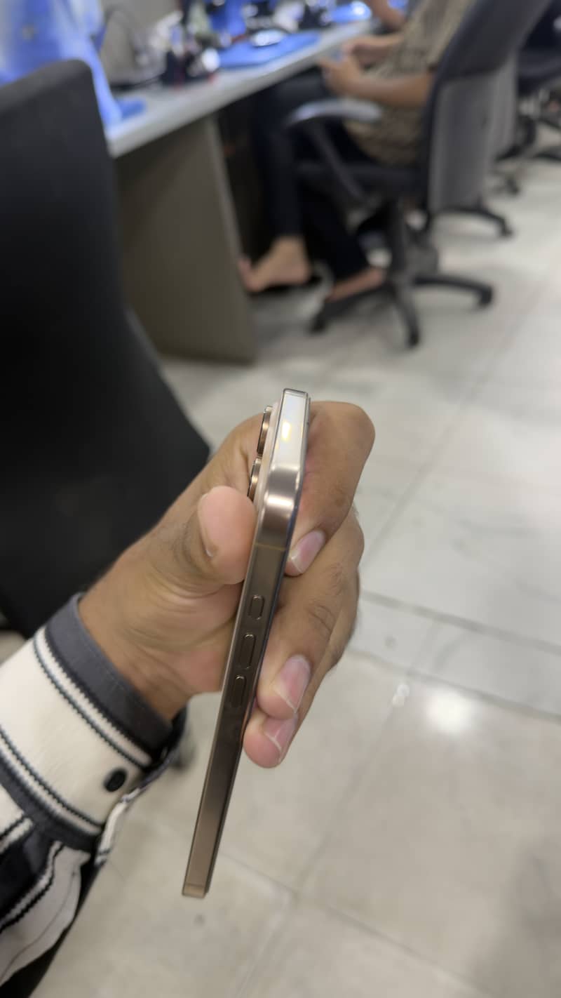 Apple iPhone 16 Pro Max 2