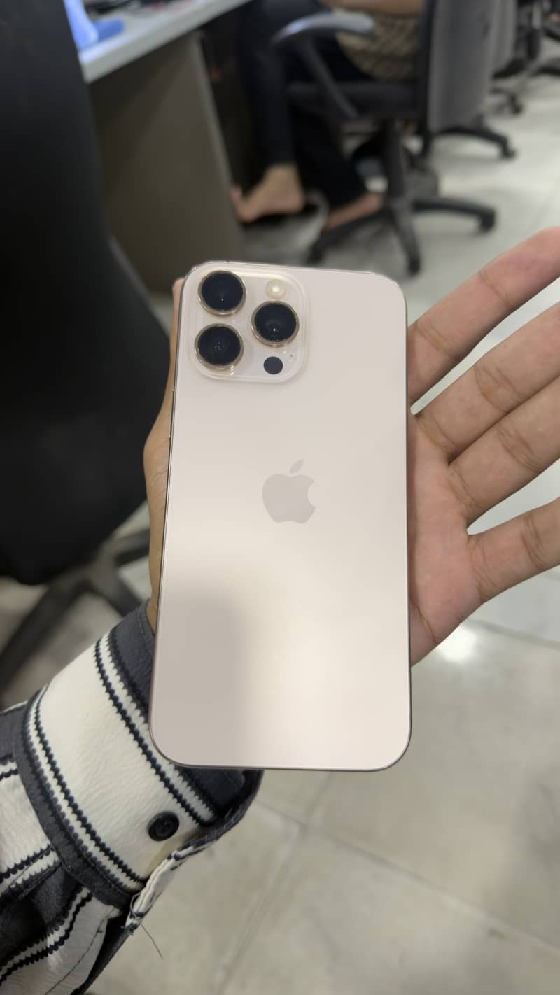 Apple iPhone 16 Pro Max 4