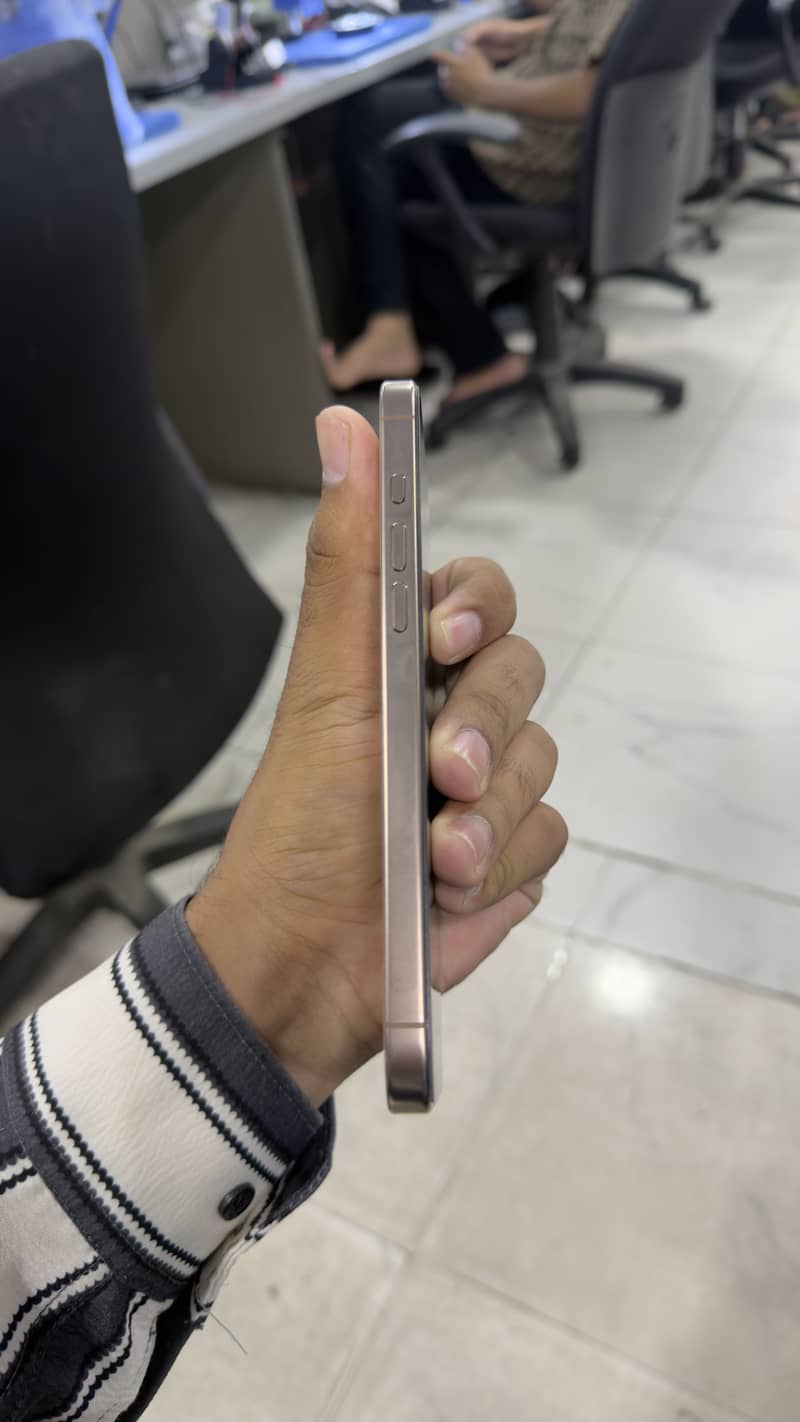 Apple iPhone 16 Pro Max 6