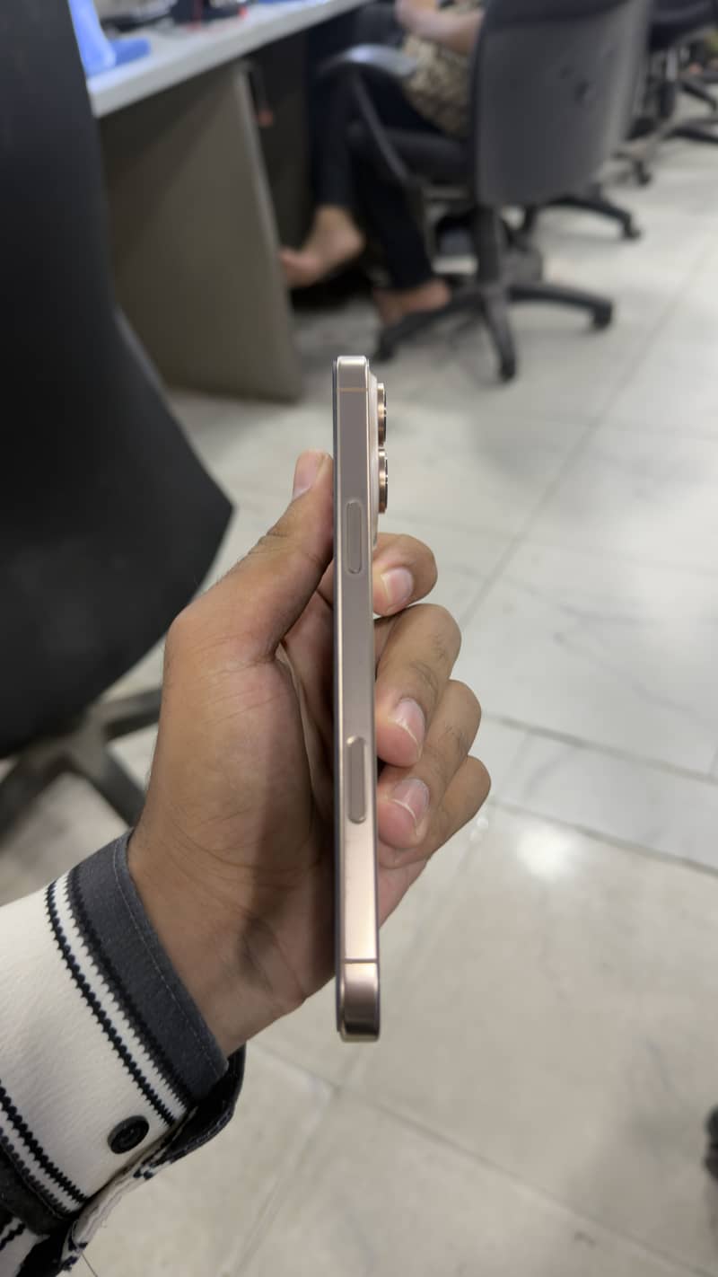 Apple iPhone 16 Pro Max 9