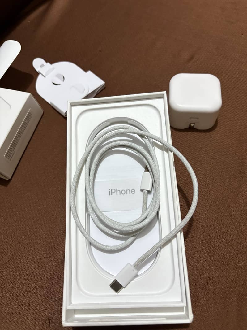 Apple iPhone 16 4