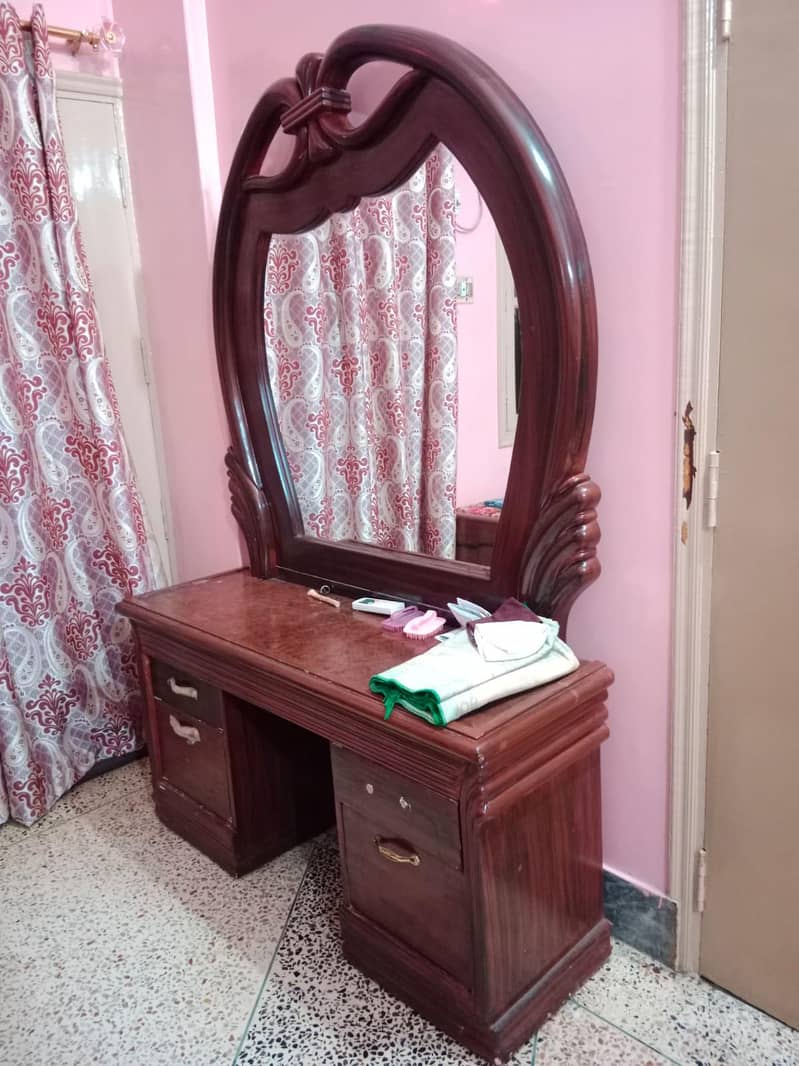 Dressing table good condition unique design, 3
