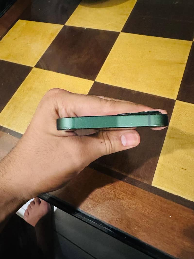 Apple iPhone 13 1