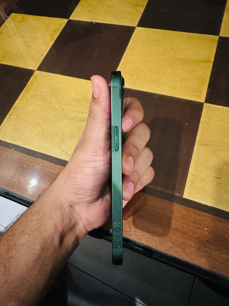Apple iPhone 13 4
