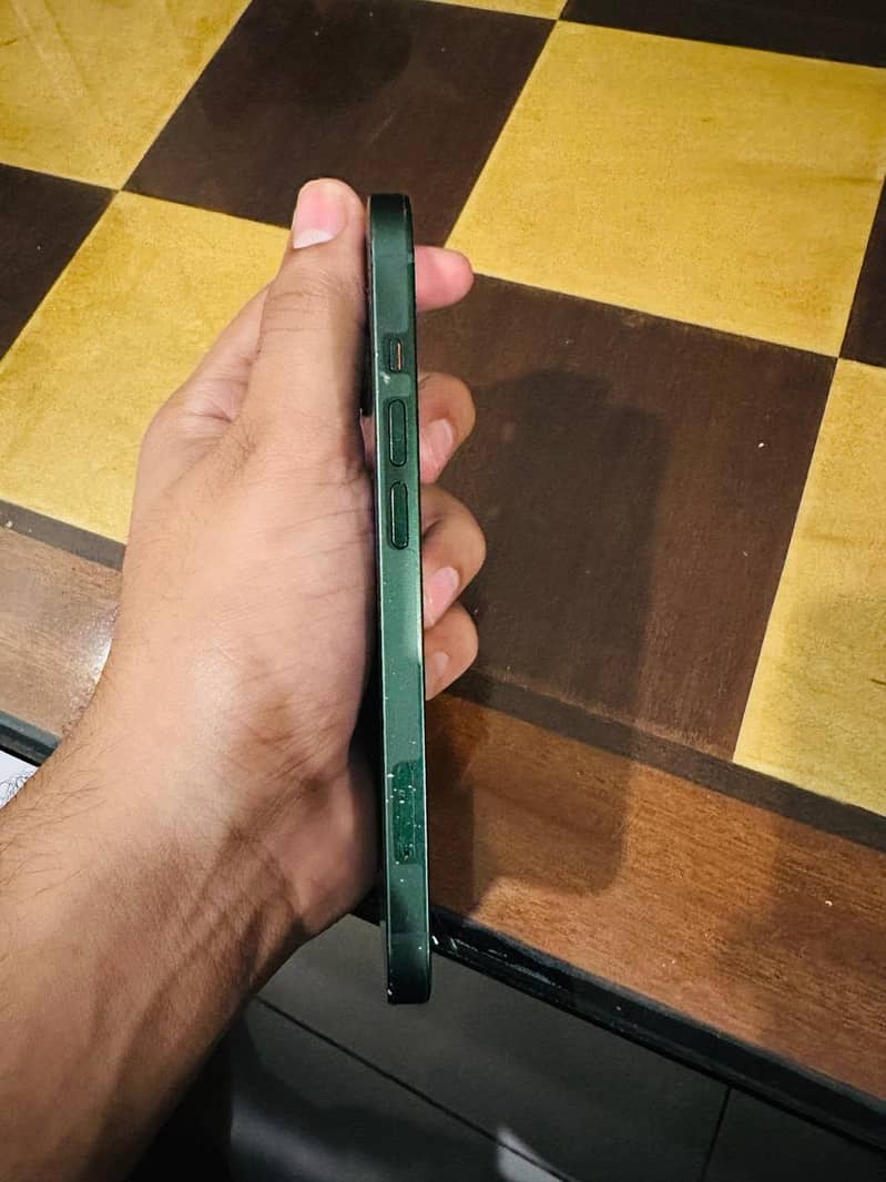 Apple iPhone 13 5