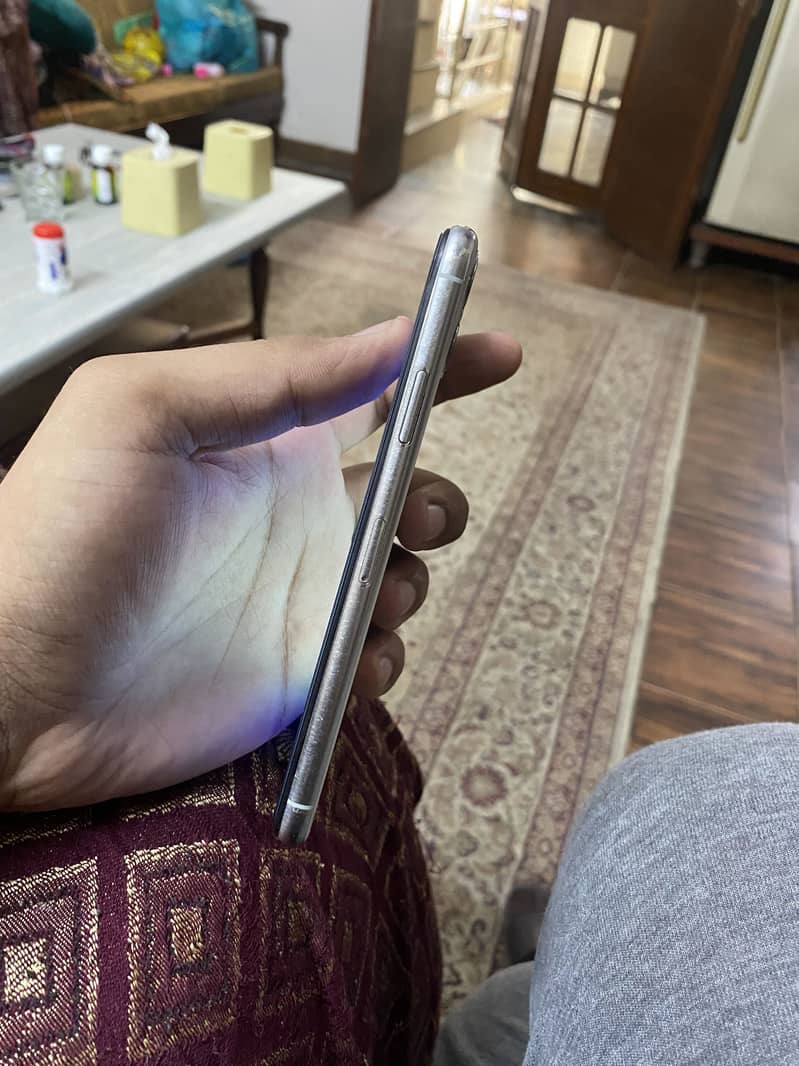 Apple iPhone 11 Pro Max 4