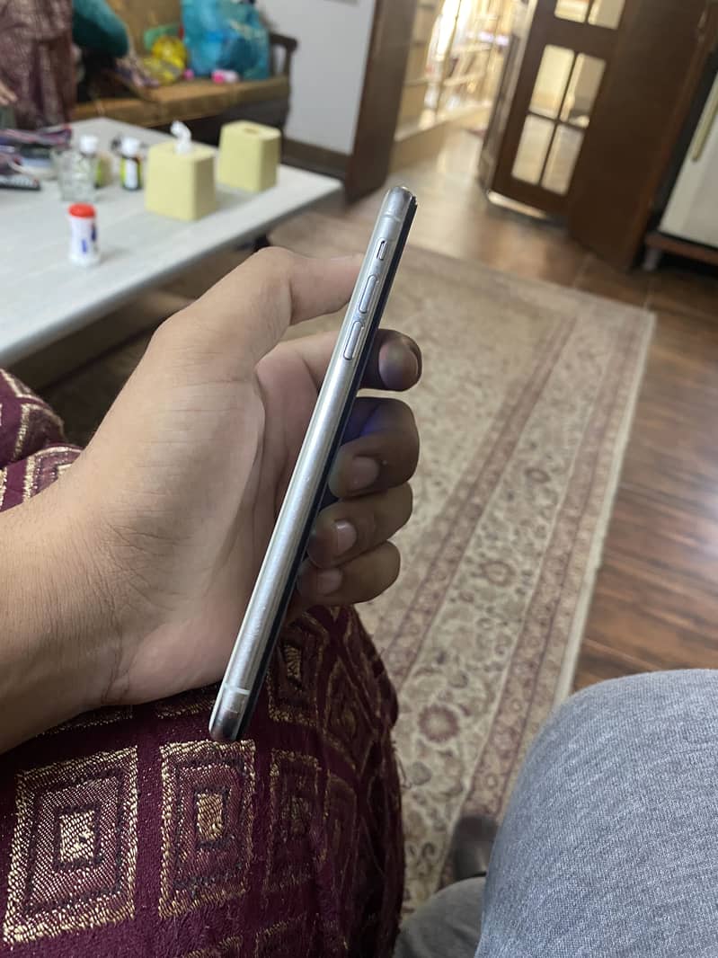 Apple iPhone 11 Pro Max 6