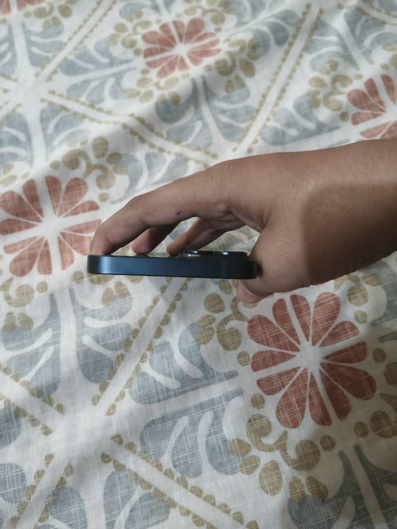 Apple iPhone 14 3