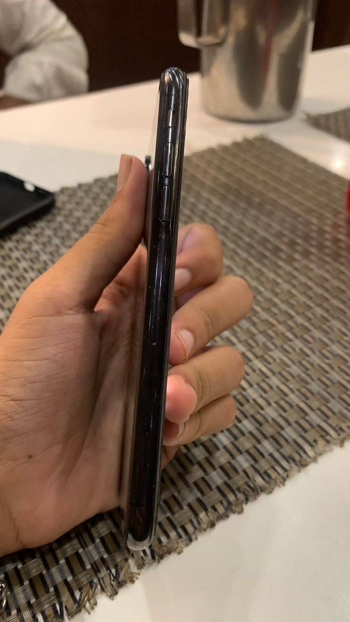 Apple iPhone XS 4
