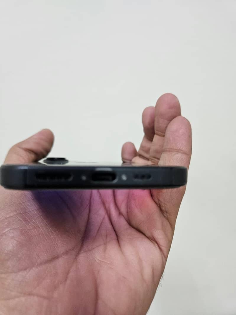 Apple iPhone 16 6