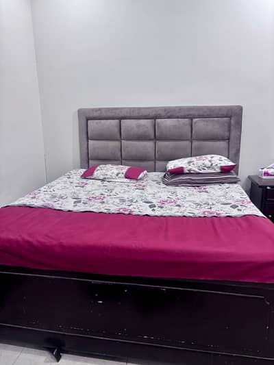 KING SIZE WOODEN BED WITH MATTRESS AND 1 SIDE TABLE
