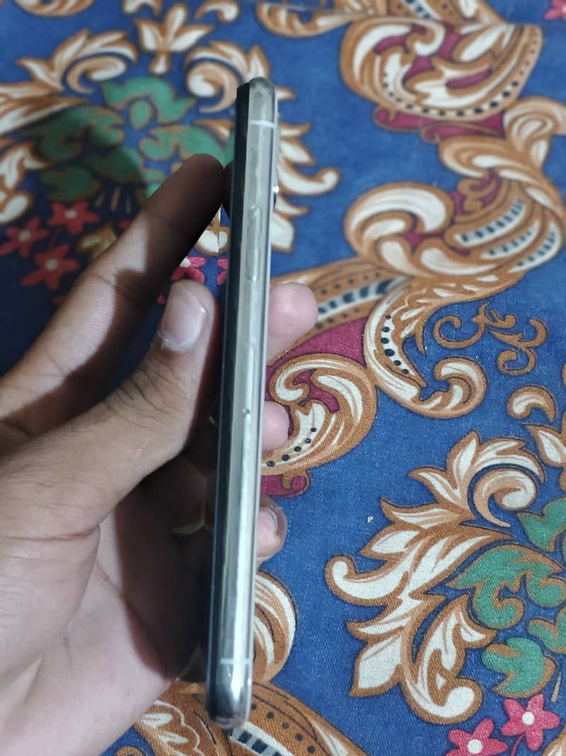 Apple iPhone X 3