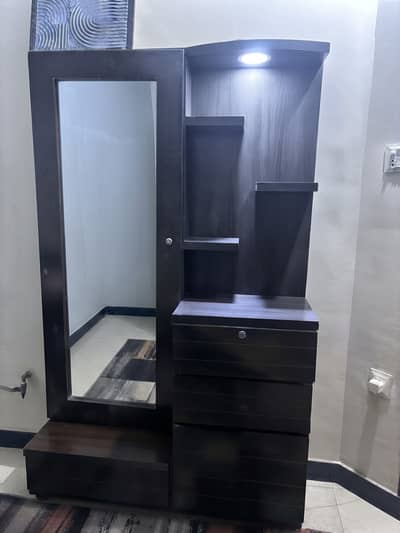 DRESSING TABLE WITH LIGHT