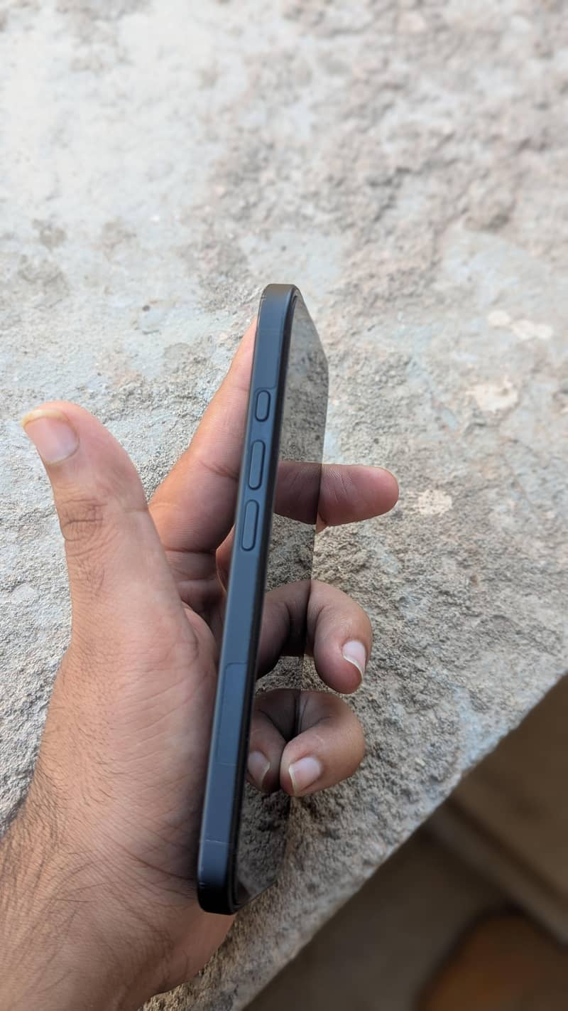 Apple iPhone 16 3