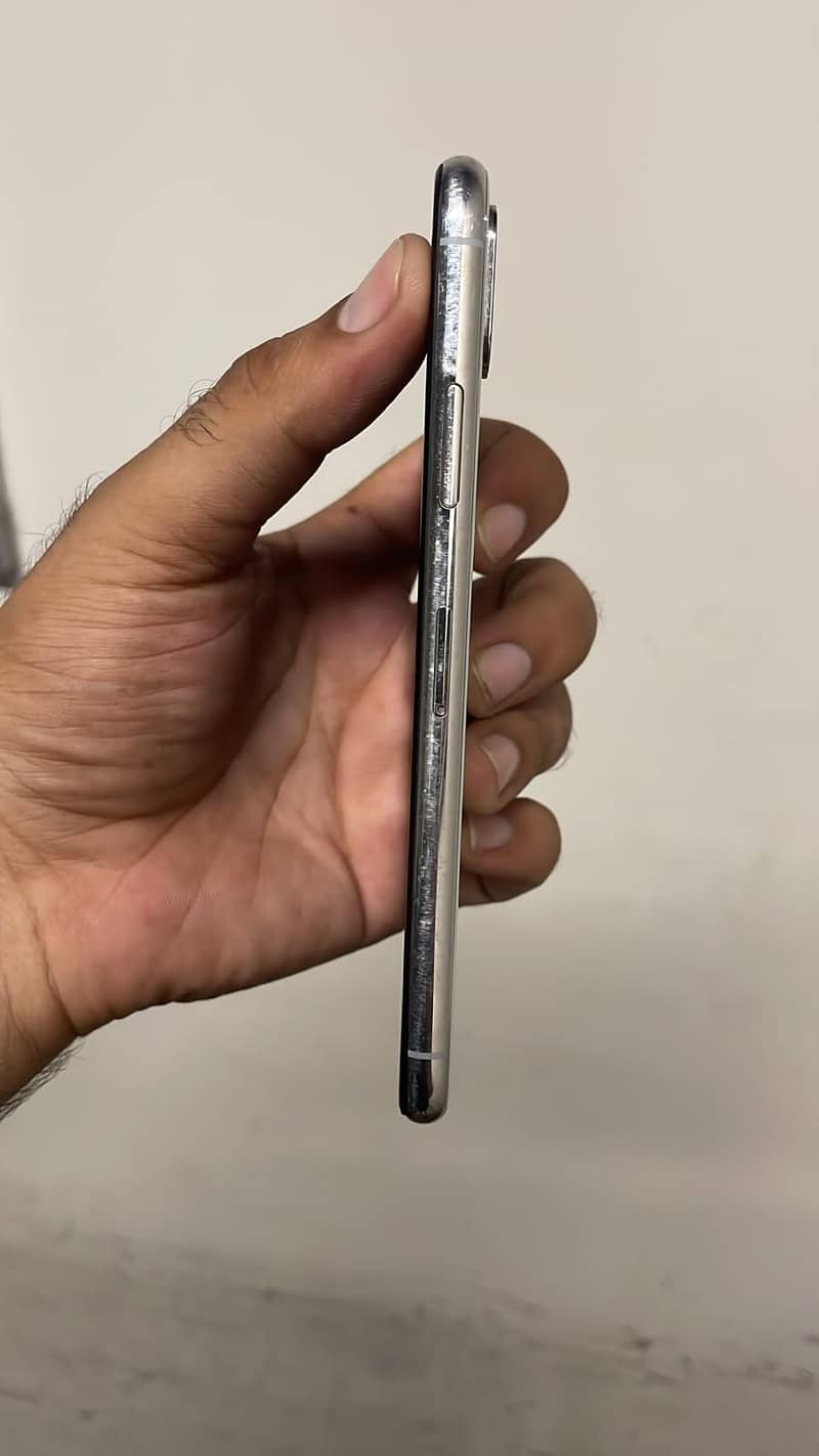 Apple iPhone X 4