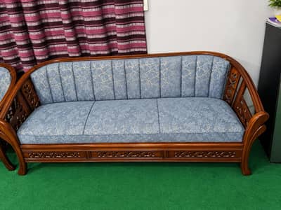 set of sofa new condition 10/10 sheesham wood sofa.