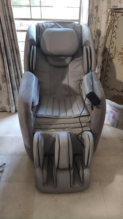 Massage chair - like new - in warranty
