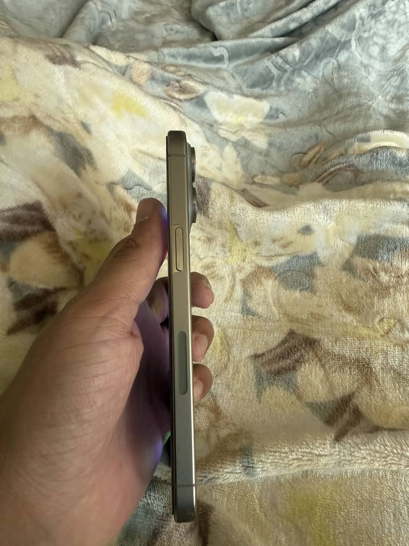 Apple iPhone 15 Pro Max 4