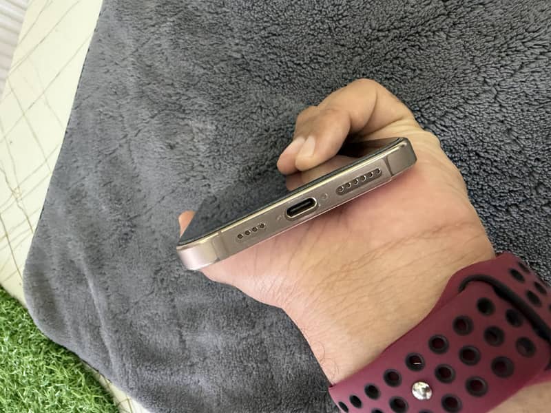Apple iPhone 16 Pro Max 1