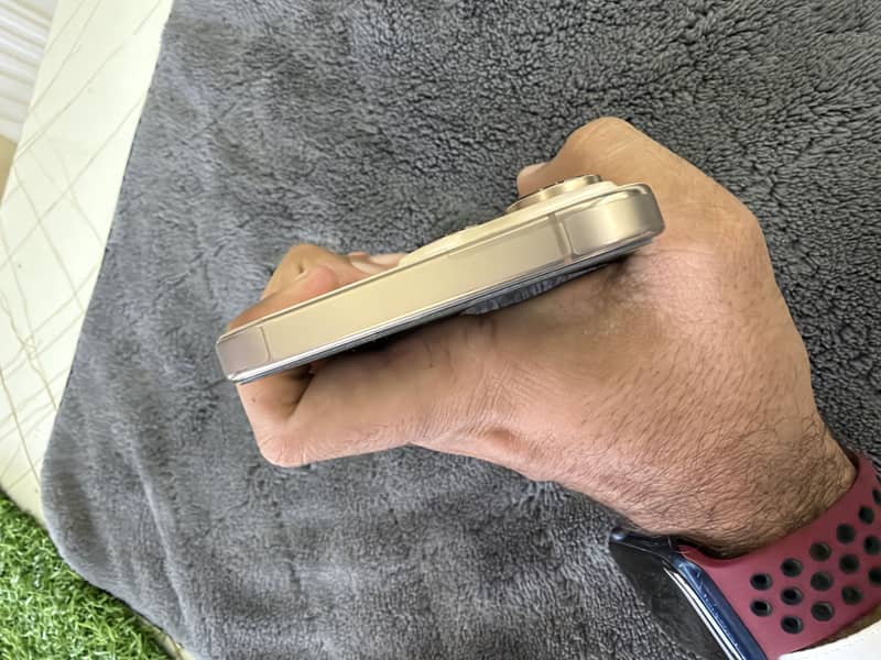 Apple iPhone 16 Pro Max 4