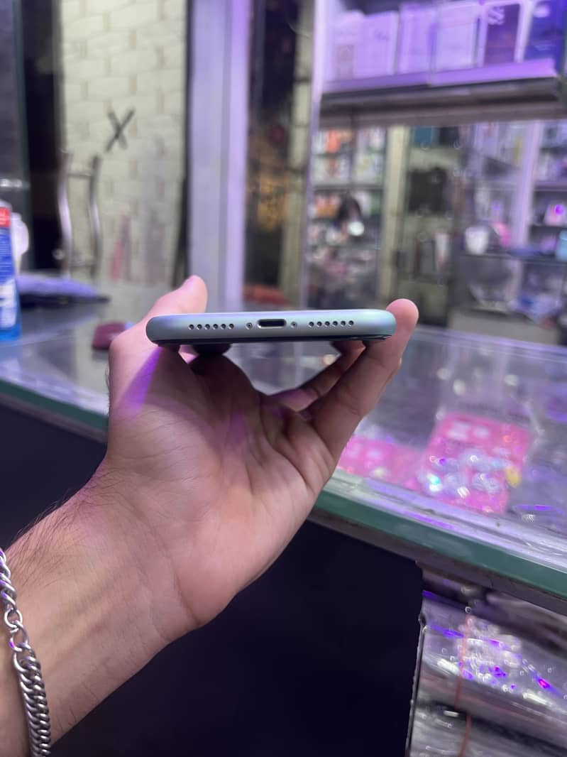 Apple iPhone 11 4