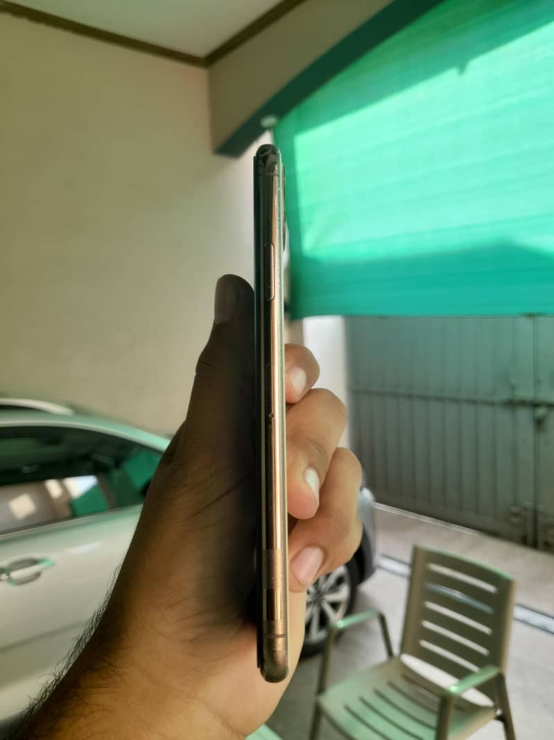 Apple iPhone 11 Pro Max 4