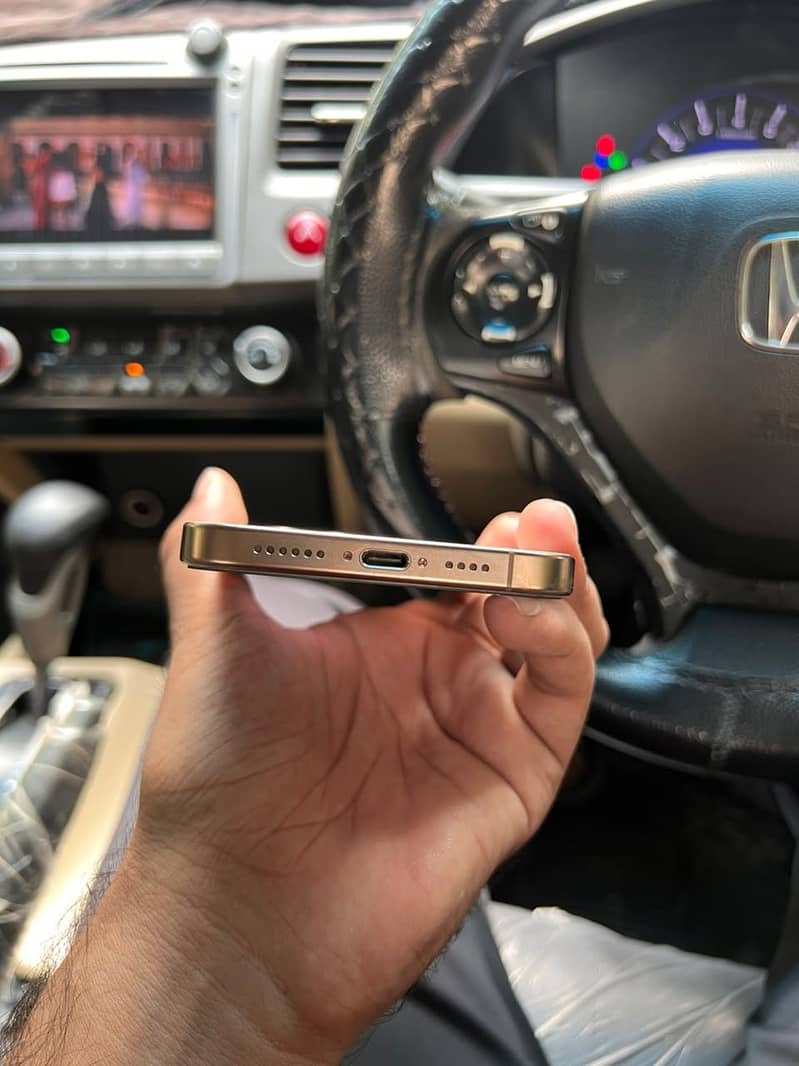 Apple iPhone 16 Pro Max 3