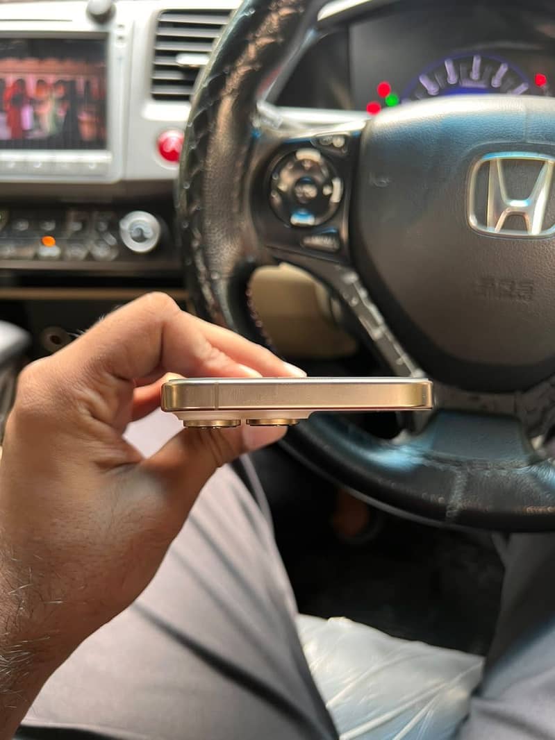 Apple iPhone 16 Pro Max 4
