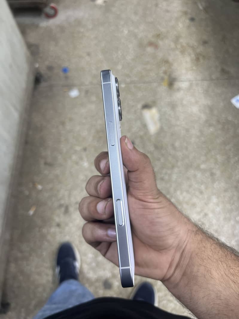 Apple iPhone 16 Pro Max 1