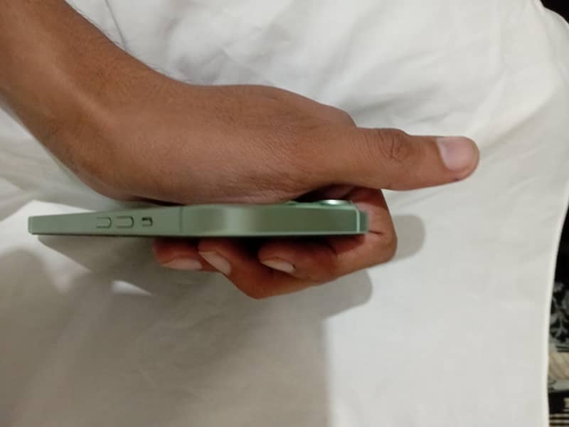 Apple iPhone 15 4