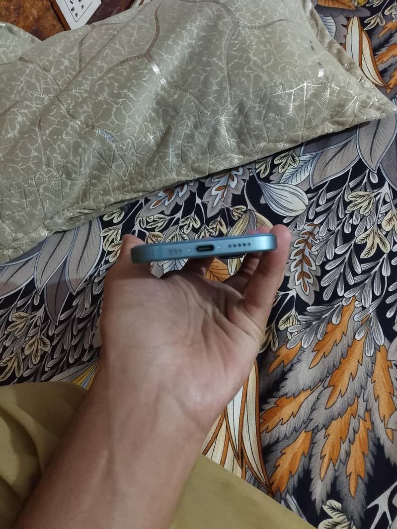 Apple iPhone 16 2