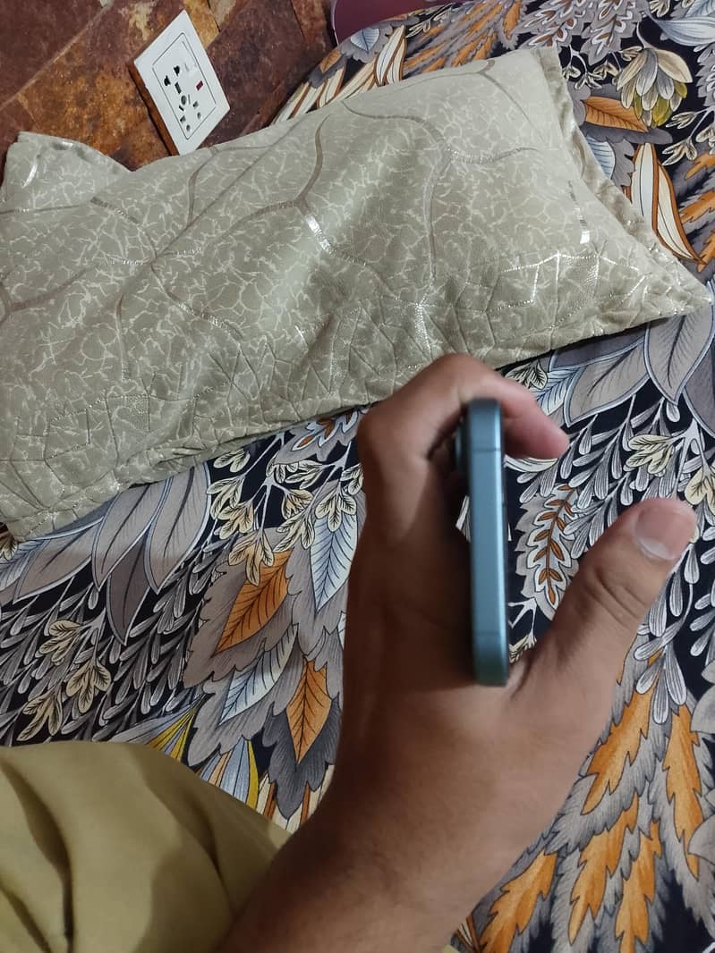 Apple iPhone 16 3