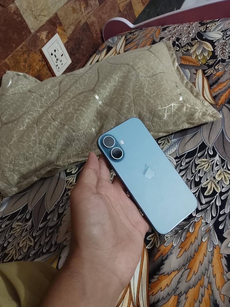 Apple iPhone 16 4