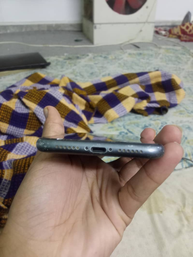 Apple iPhone 11 4