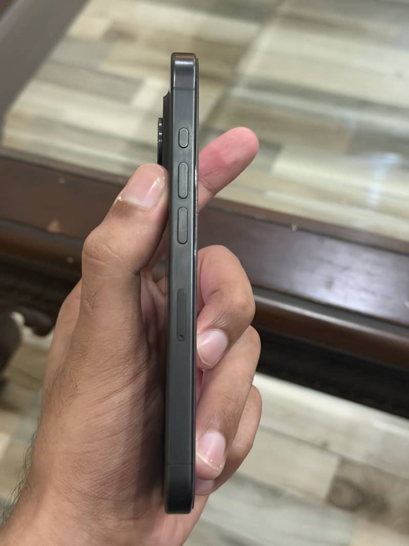 Apple iPhone 15 Pro 4
