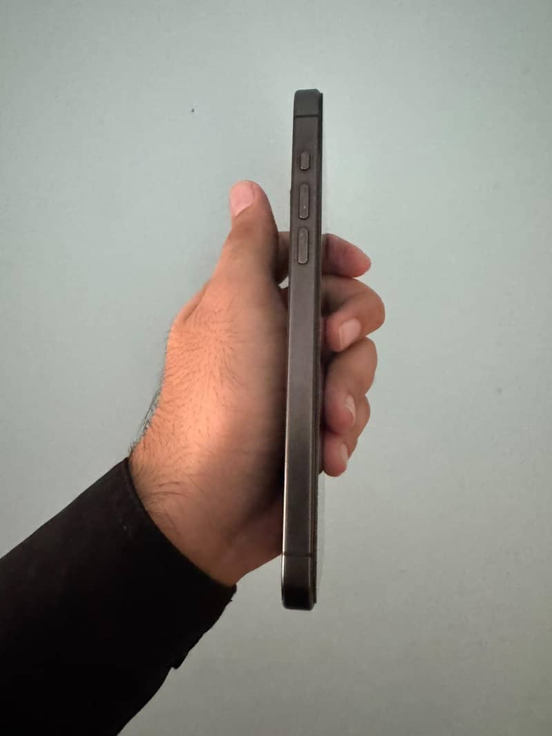 Apple iPhone 15 Pro Max 4