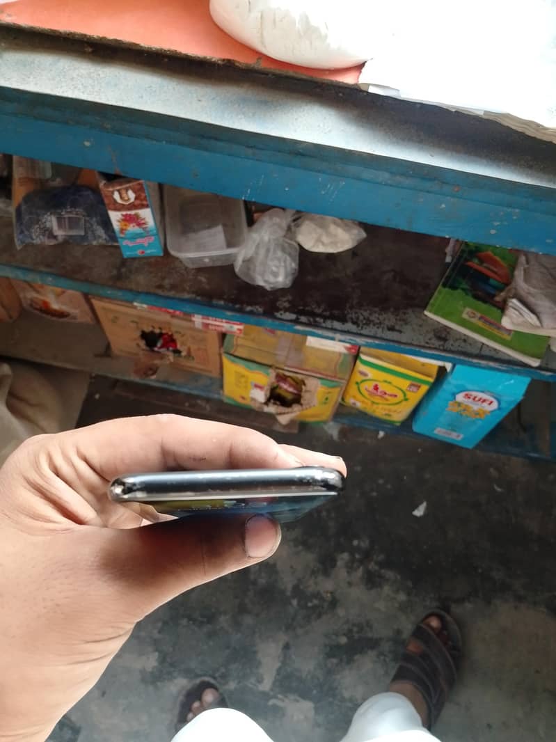 Apple iPhone X 4