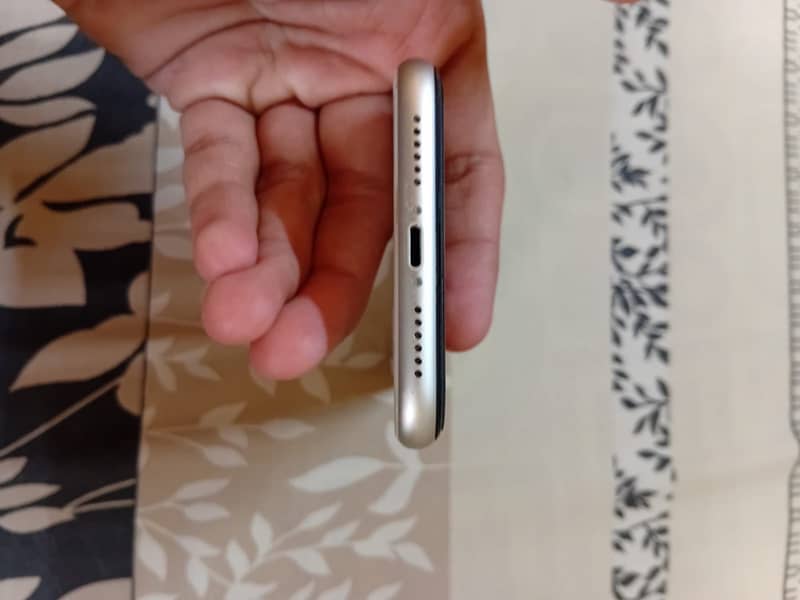Apple iPhone 11 4