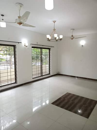 FACING PARK 3 BED FLAT FOR RENT