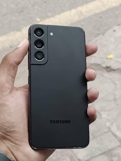 Samsung Galaxy S22 with box