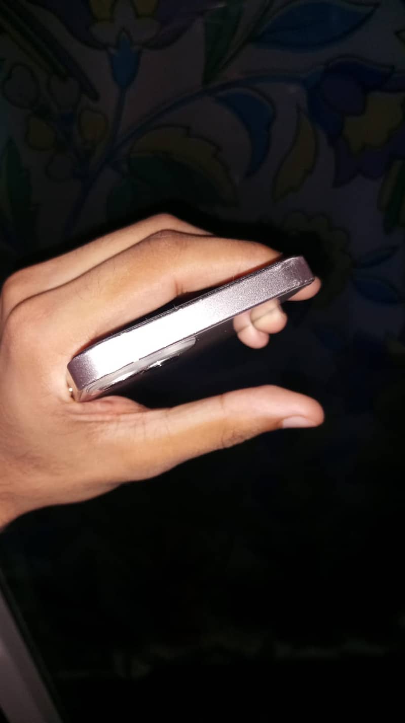 Apple iPhone 13 5