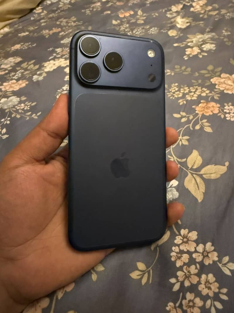 Apple iPhone 17 Pro Max 4