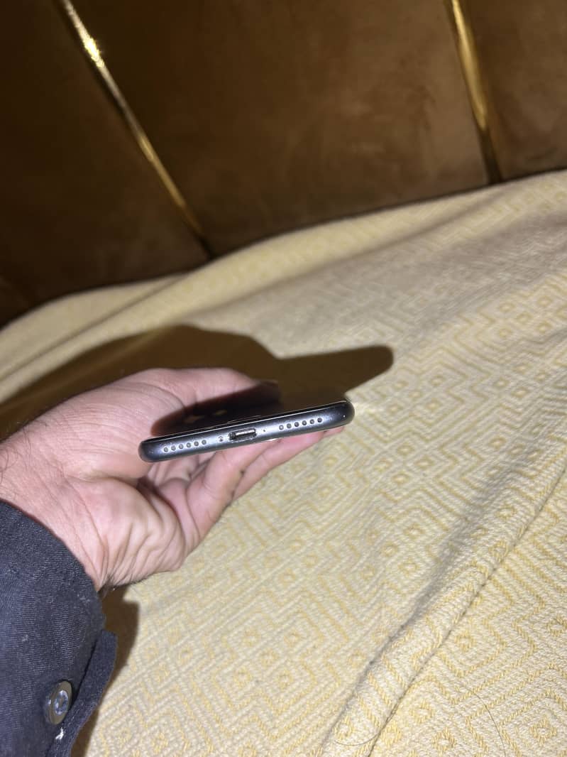 Apple iPhone 8 3