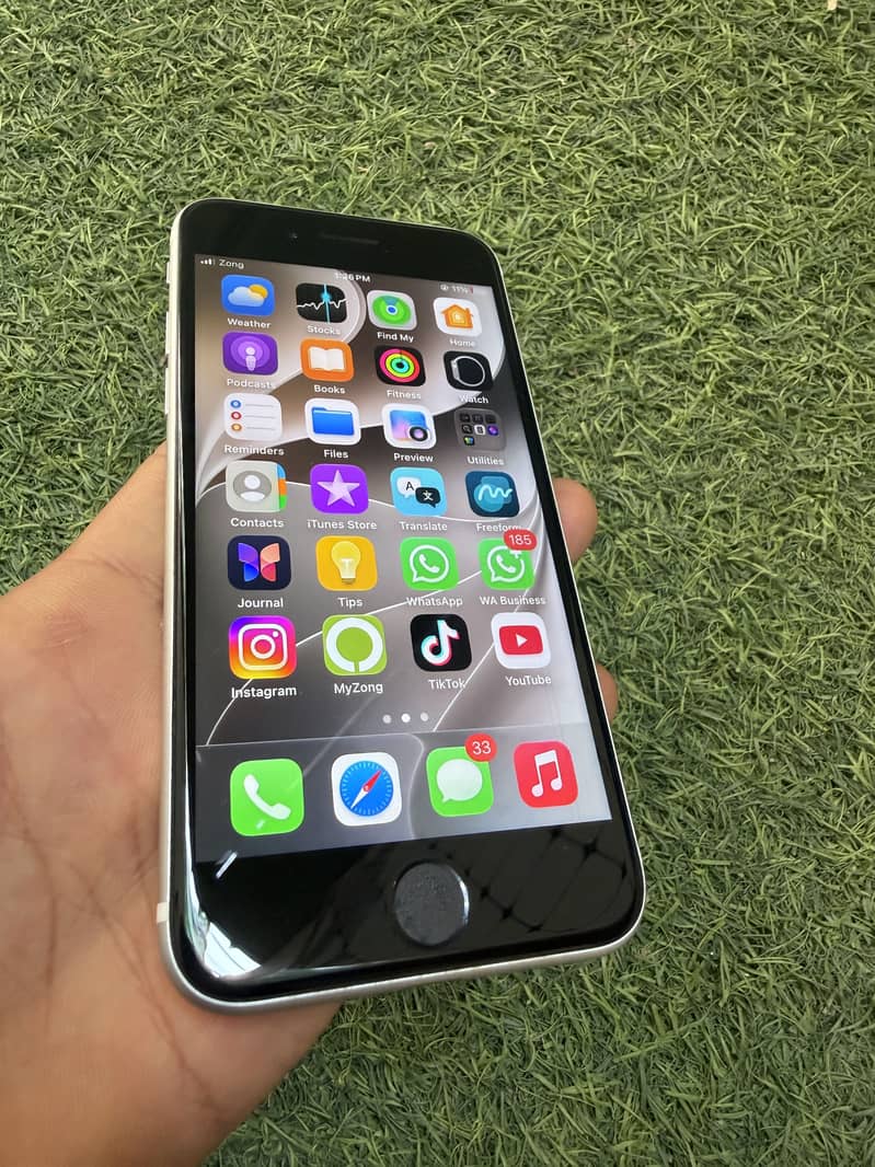 Apple iPhone SE ( 2nd Generation ) 1