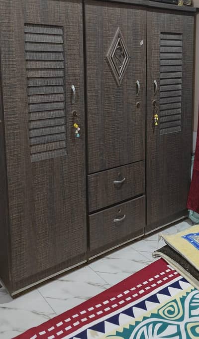 bad alamri aur dressing table
