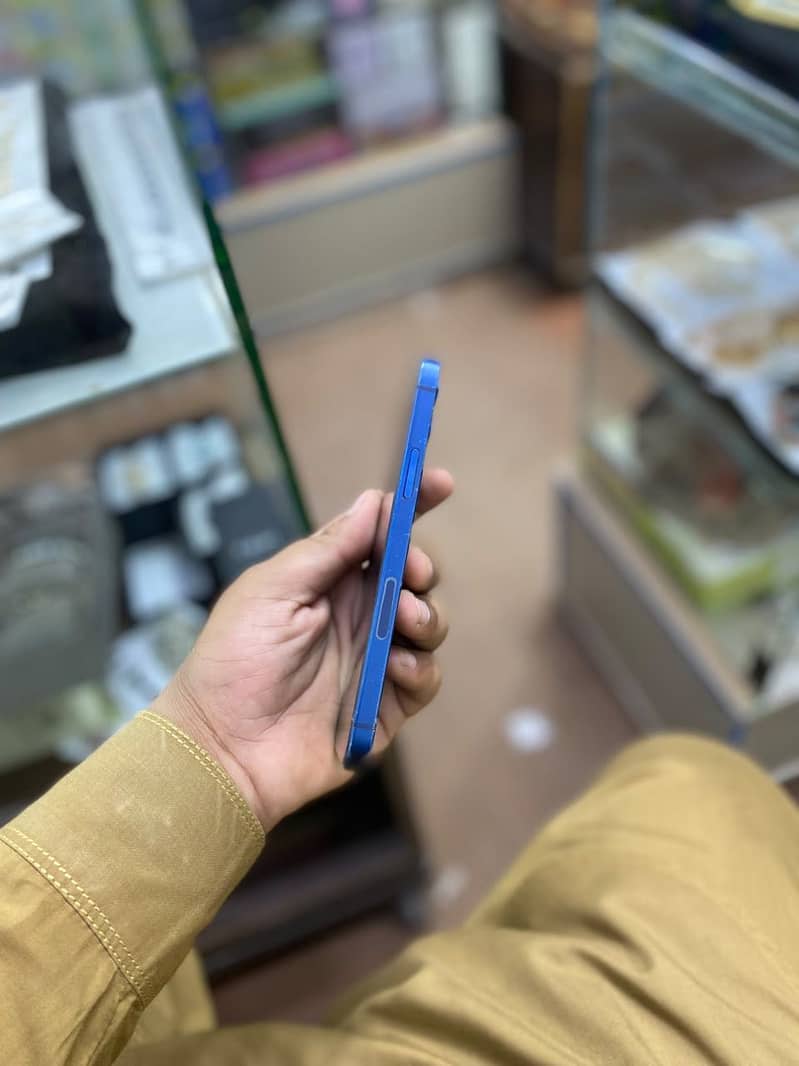Apple iPhone 12 4